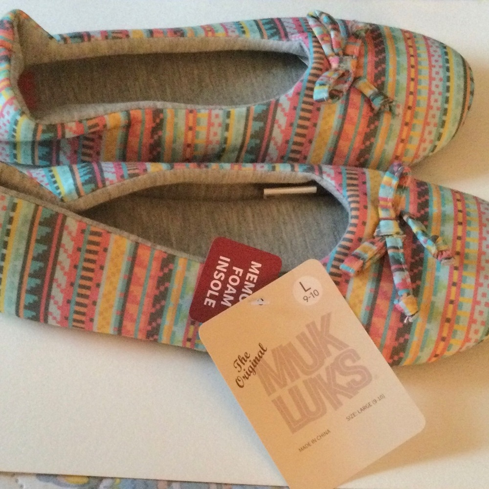 Muk Luks slippers memory foam size large 9 to 10. Rubber bottom multicolored New